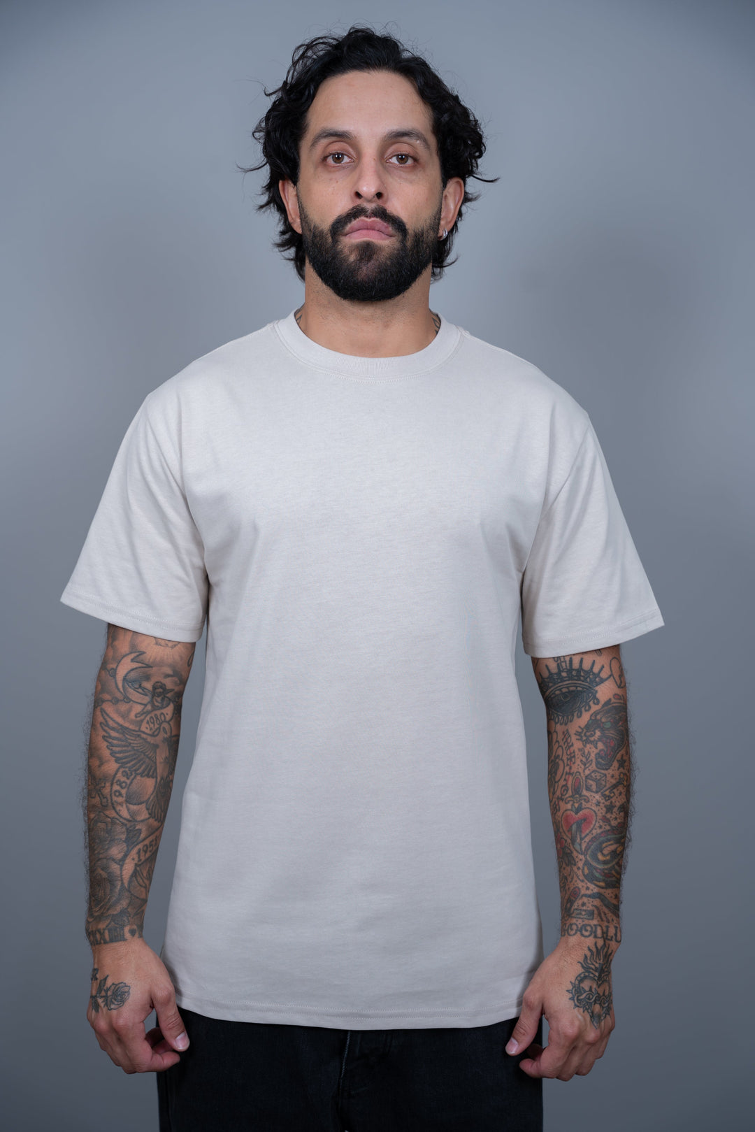 Camiseta blanca premium de algodón Pima mostrando el corte y caída para guía de tallas