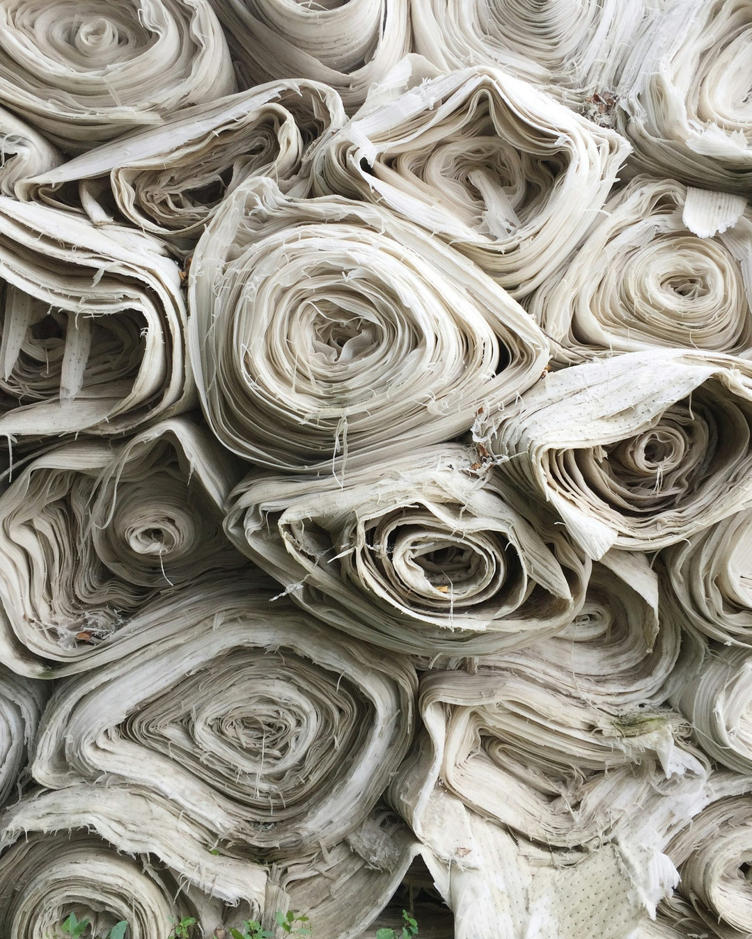 Textura de tela de algodón mostrando gramaje GSM para camisetas